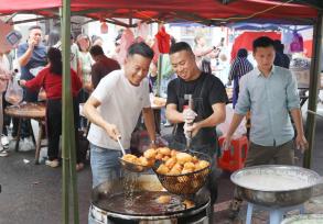 江西宜春：乡镇“油货闹” 百姓乐赶集