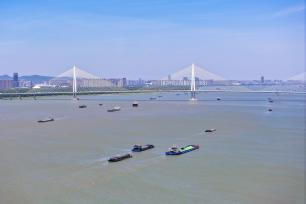 江苏南京：长江水域运输忙