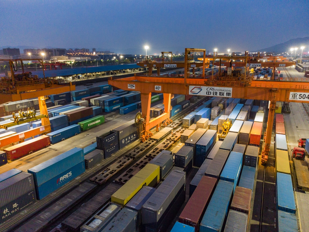 重庆：团结村中心站一派繁忙景象