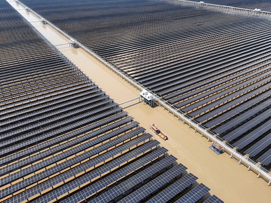 浙江温州：工人巡检维护“渔光互补”设施