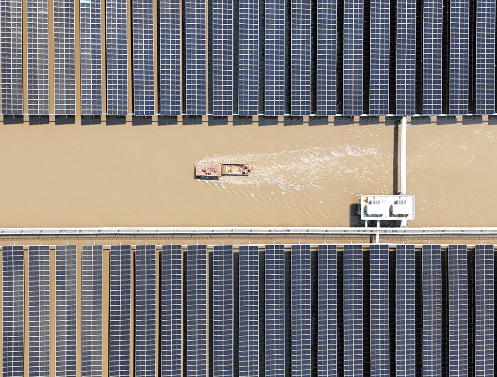 浙江温州：工人巡检维护“渔光互补”设施