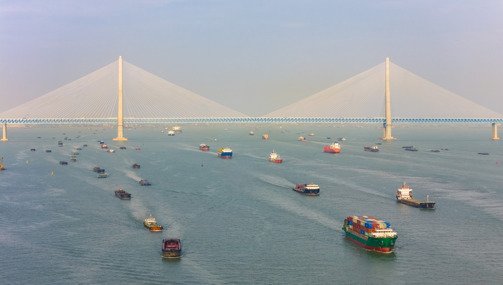 江苏南通：长江运输忙