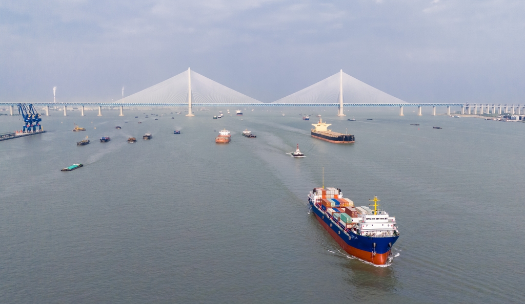 江苏南通：长江运输忙