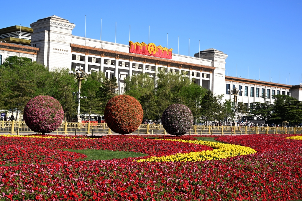 北京：花坛装点天安门广场