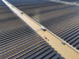 浙江温州：工人巡检维护“渔光互补”设施