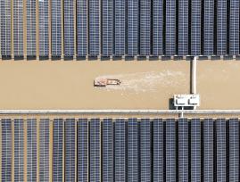 浙江温州：工人巡检维护“渔光互补”设施