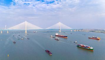 江苏南通：长江运输忙