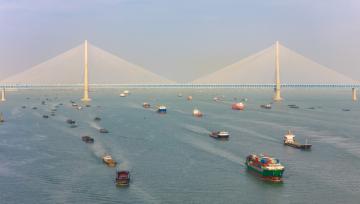 江苏南通：长江运输忙