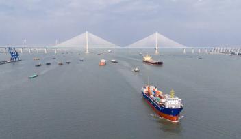 江苏南通：长江运输忙