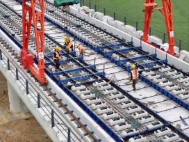 安徽蒙城：阜淮铁路无砟轨道全面施工