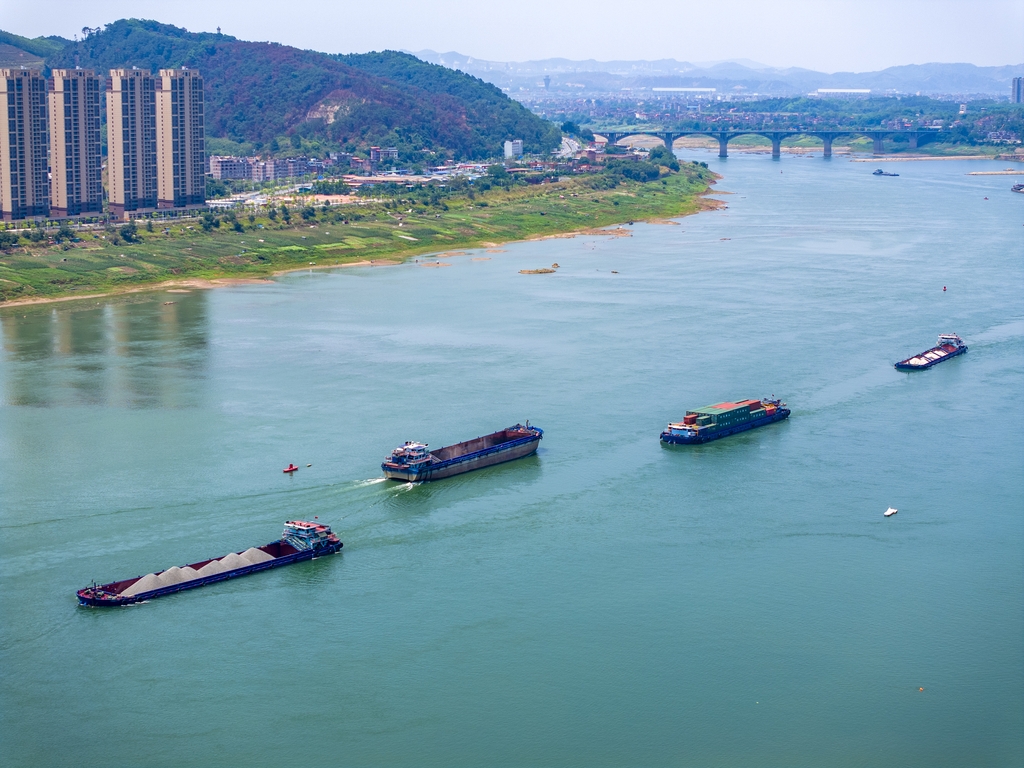 广西梧州：船舶在水面往来穿梭