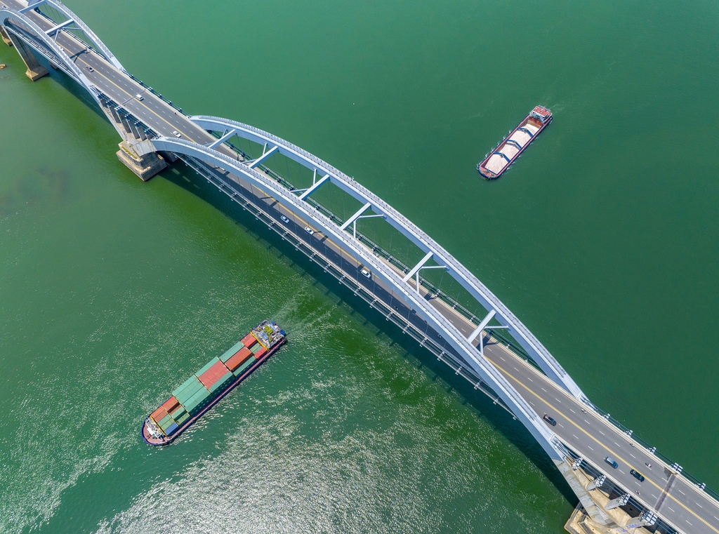 广西梧州：船舶在水面往来穿梭