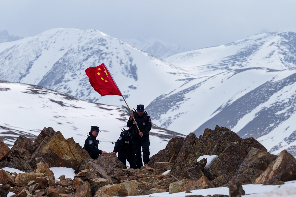 新疆：小分队巡逻踏查木斯岛冰川区域