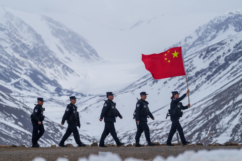 新疆：小分队巡逻踏查木斯岛冰川区域