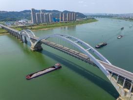 广西梧州：船舶在水面往来穿梭