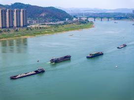 广西梧州：船舶在水面往来穿梭