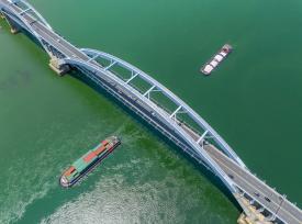 广西梧州：船舶在水面往来穿梭