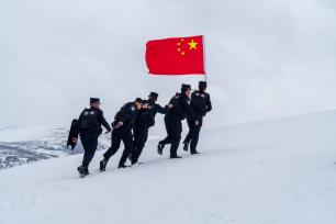 新疆：小分队巡逻踏查木斯岛冰川区域