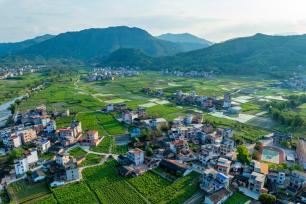 广西蒙山：春日田园景美如画