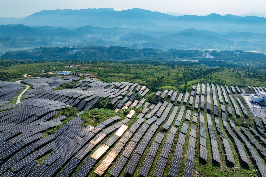 广西梧州：光伏板源源不断地输送清洁能源