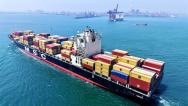 山东青岛：货轮装载着外贸集装箱驶入港口