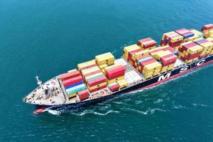 山东青岛：货轮装载着外贸集装箱驶入港口