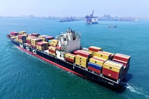 山东青岛：货轮装载着外贸集装箱驶入港口
