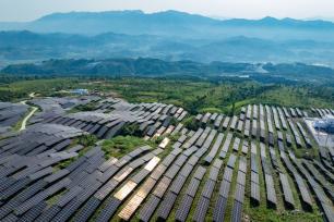 广西梧州：光伏板源源不断地输送清洁能源