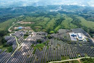 广西梧州：光伏板源源不断地输送清洁能源