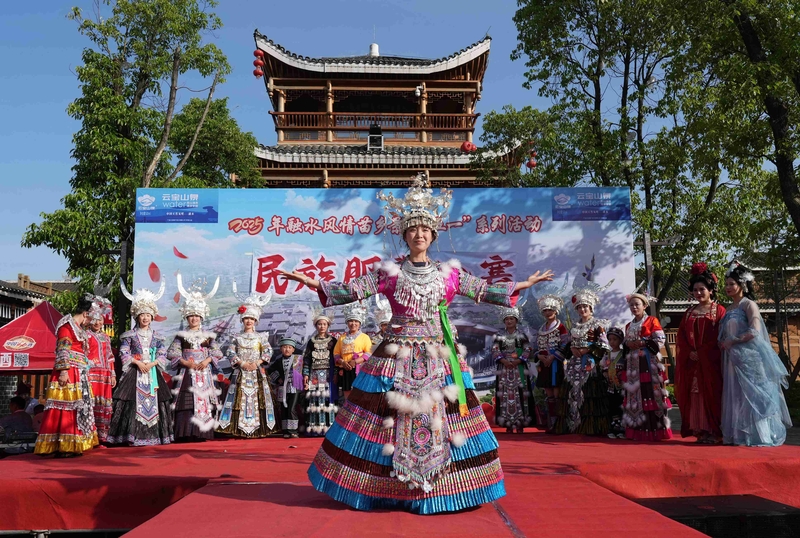 广西融水：民族服饰走秀庆“五一”