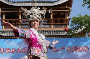 广西融水：民族服饰走秀庆“五一”
