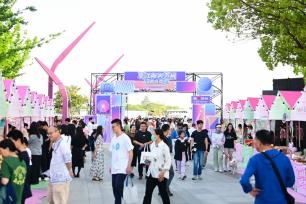 江苏苏州：“江南狂欢集”人气旺
