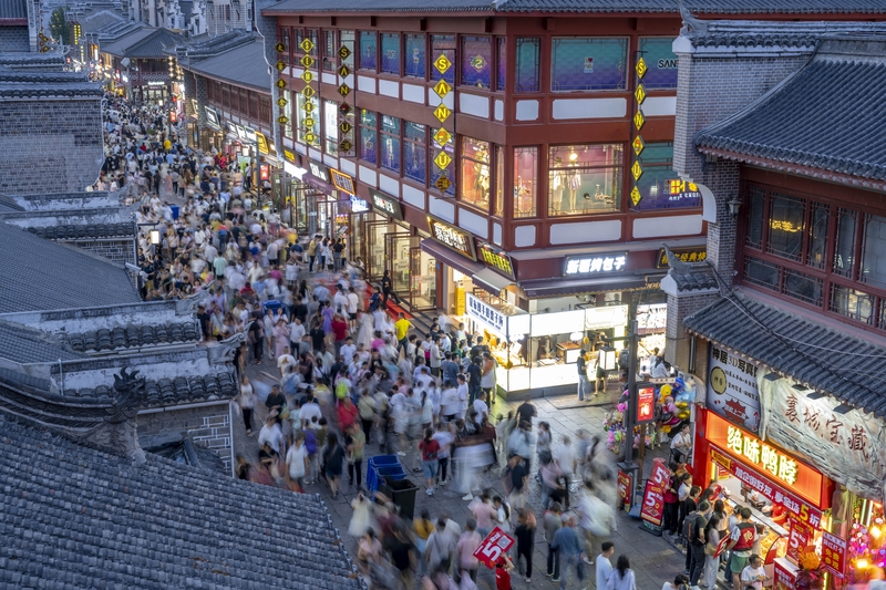 “五一”小长假 湖北襄阳古城吸引大量游客