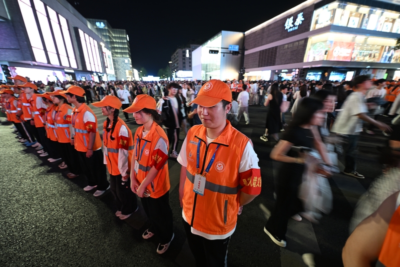 10年坚守 杭州西湖边最美人墙如约而至