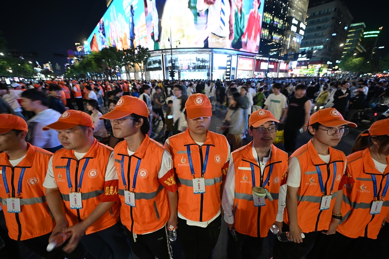 10年坚守 杭州西湖边最美人墙如约而至