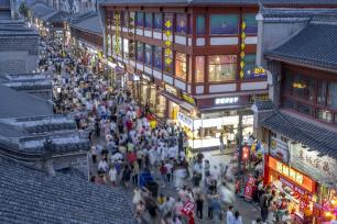 “五一”小长假 湖北襄阳古城吸引大量游客