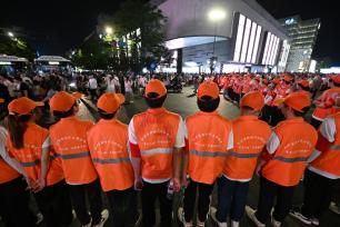 10年坚守 杭州西湖边最美人墙如约而至