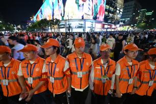 10年坚守 杭州西湖边最美人墙如约而至