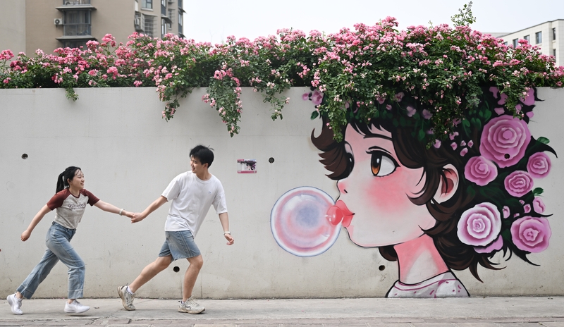浙江杭州：创意花墙吸引游人定格浪漫