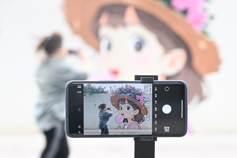 浙江杭州：创意花墙吸引游人定格浪漫