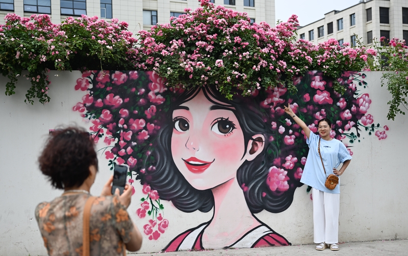 浙江杭州：创意花墙吸引游人定格浪漫