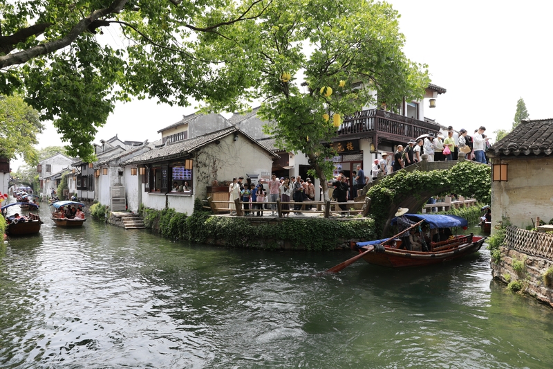 江苏苏州：周庄水乡古镇游人如织