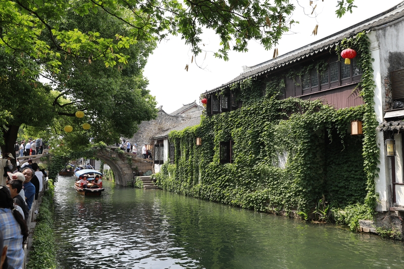 江苏苏州：周庄水乡古镇游人如织