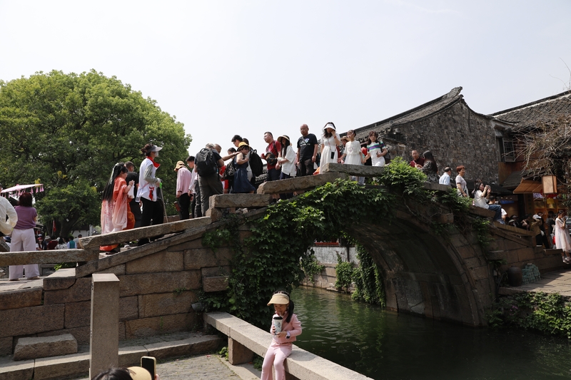 江苏苏州：周庄水乡古镇游人如织