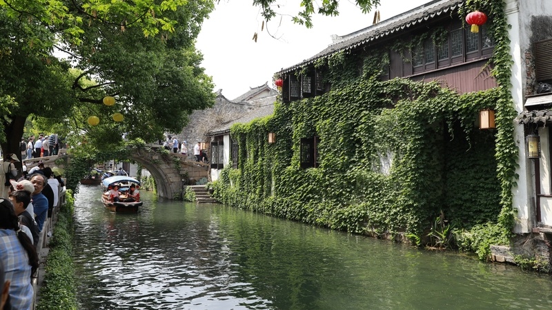 江苏苏州：周庄水乡古镇游人如织