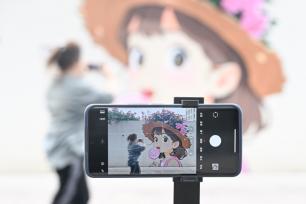 浙江杭州：创意花墙吸引游人定格浪漫