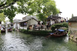 江苏苏州：周庄水乡古镇游人如织