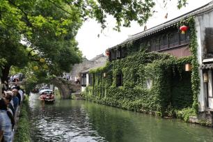 江苏苏州：周庄水乡古镇游人如织