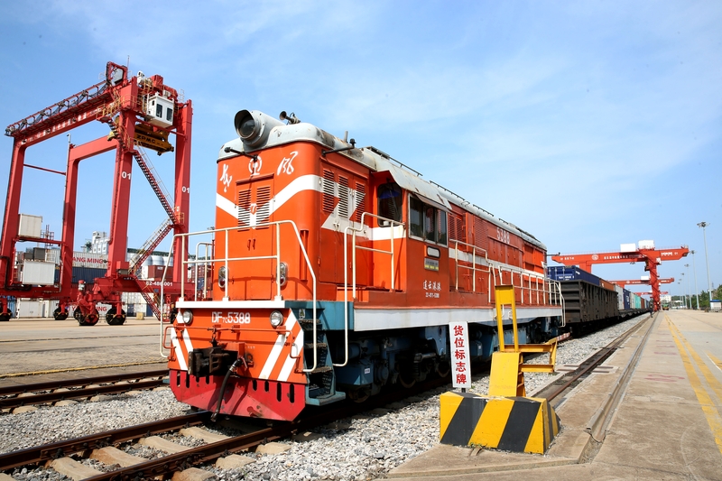 江苏连云港：节日不停歇 中欧班列装卸忙