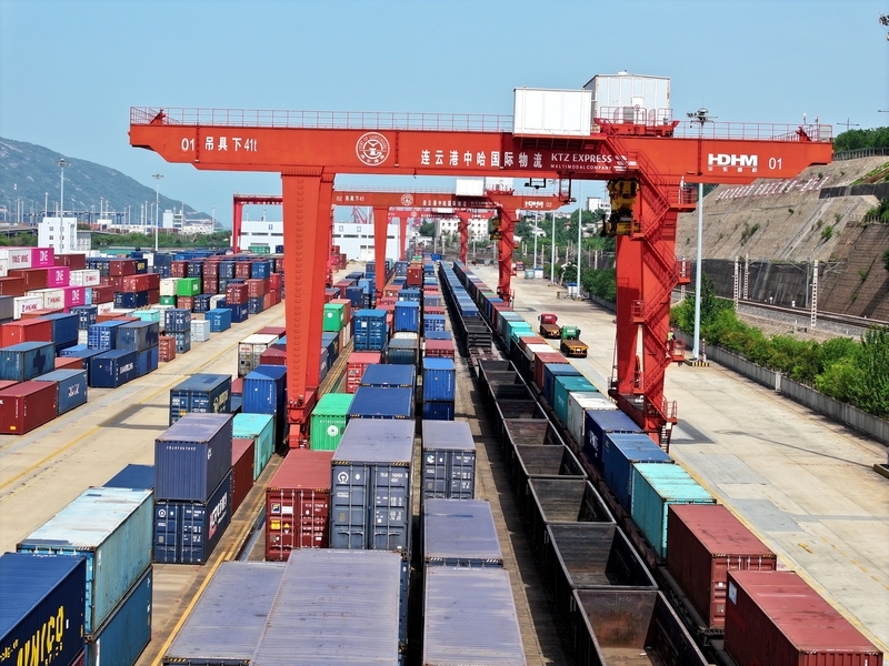 江苏连云港：节日不停歇 中欧班列装卸忙